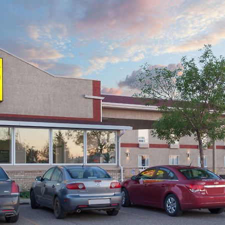במוטל Super 8 By Wyndham Brandon Mb מראה חיצוני תמונה