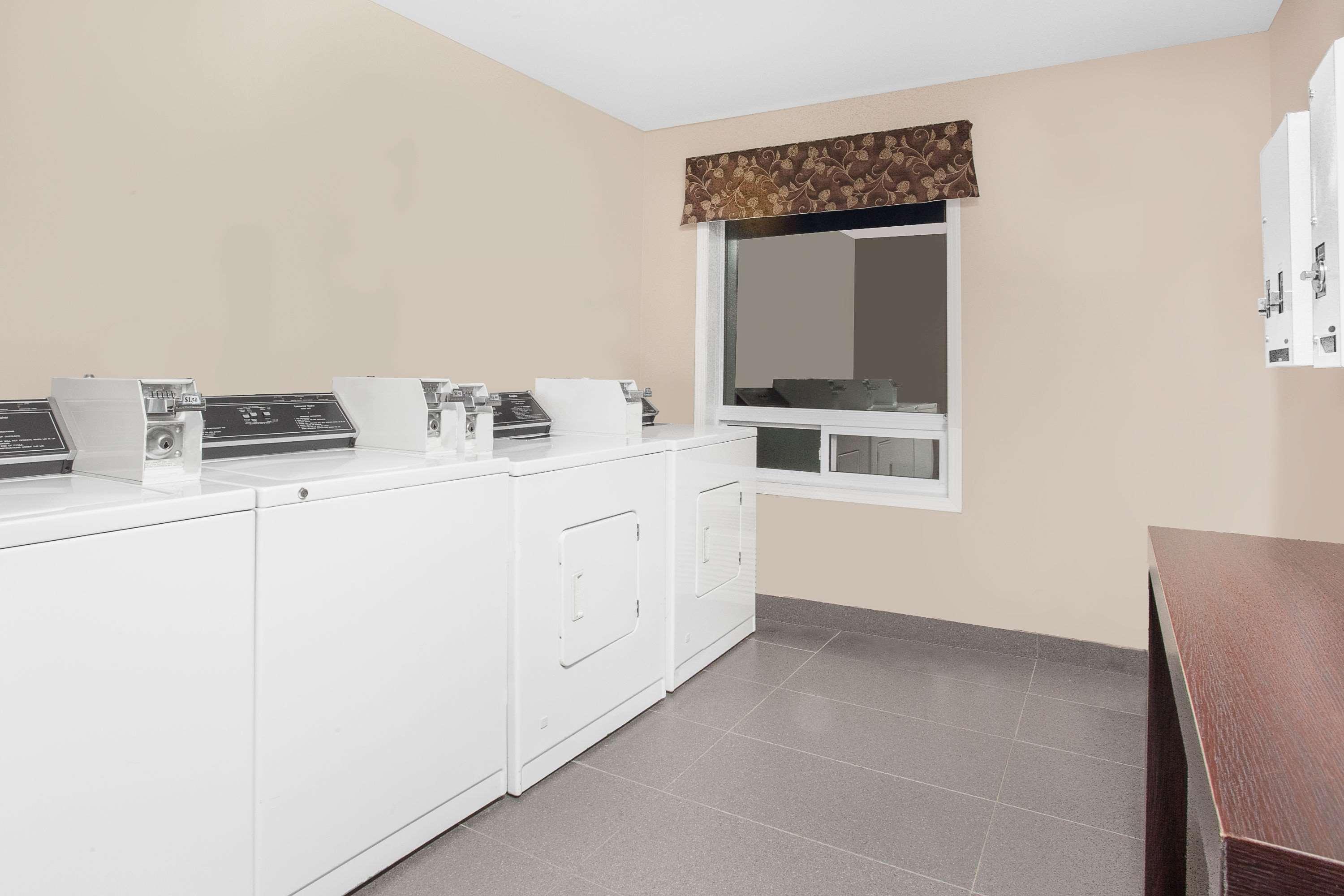 במוטל Super 8 By Wyndham Brandon Mb מראה חיצוני תמונה